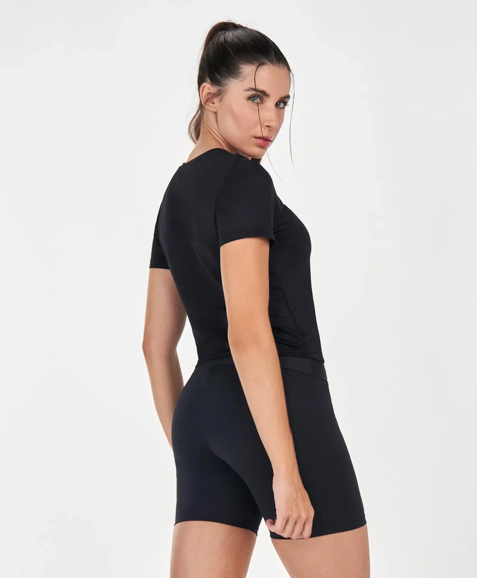 T-Shirt Cropped Essentials Preto Alto Giro