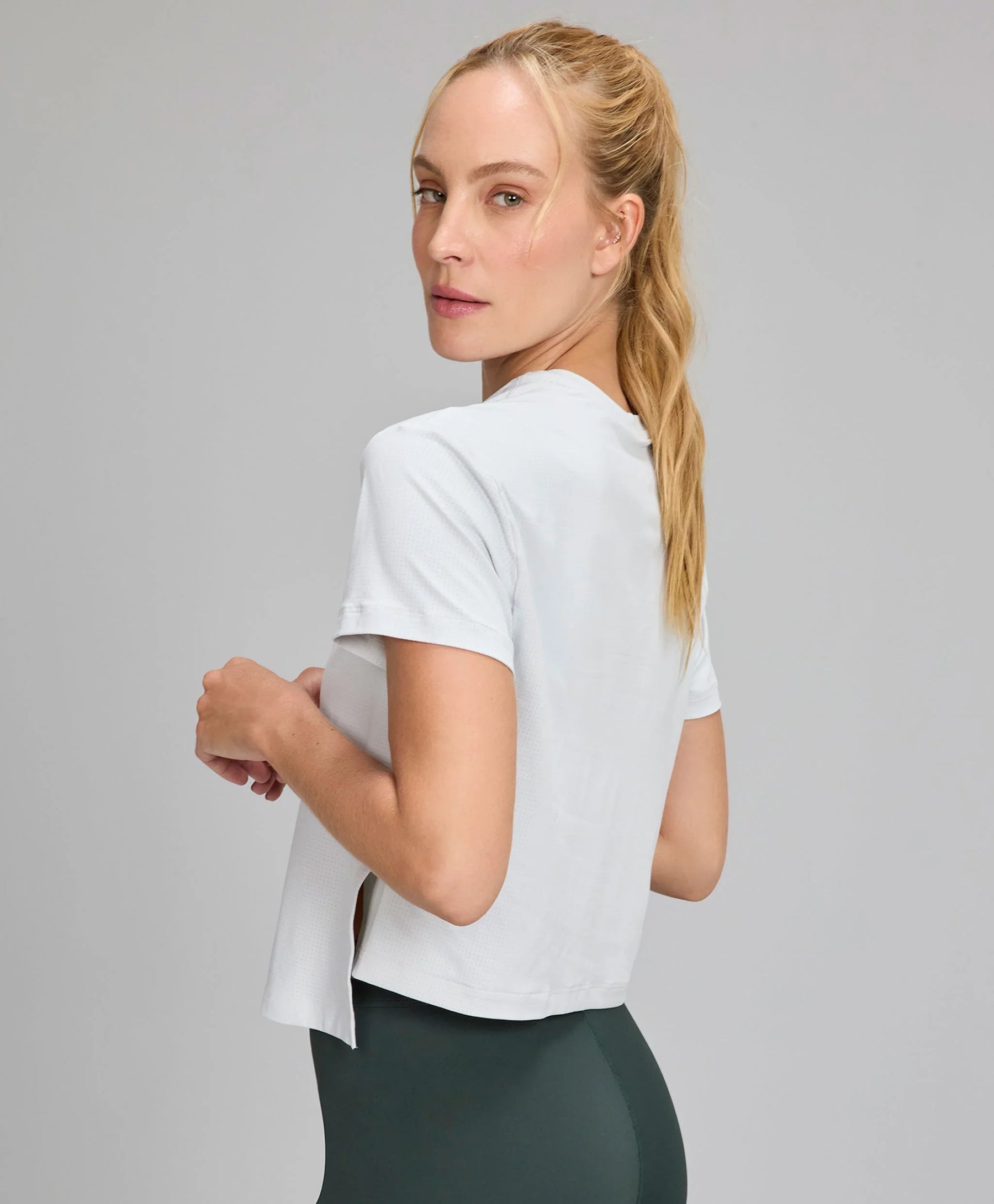 T-shirt Dry Abertura Lateral Cinza Nevoa Alto Giro