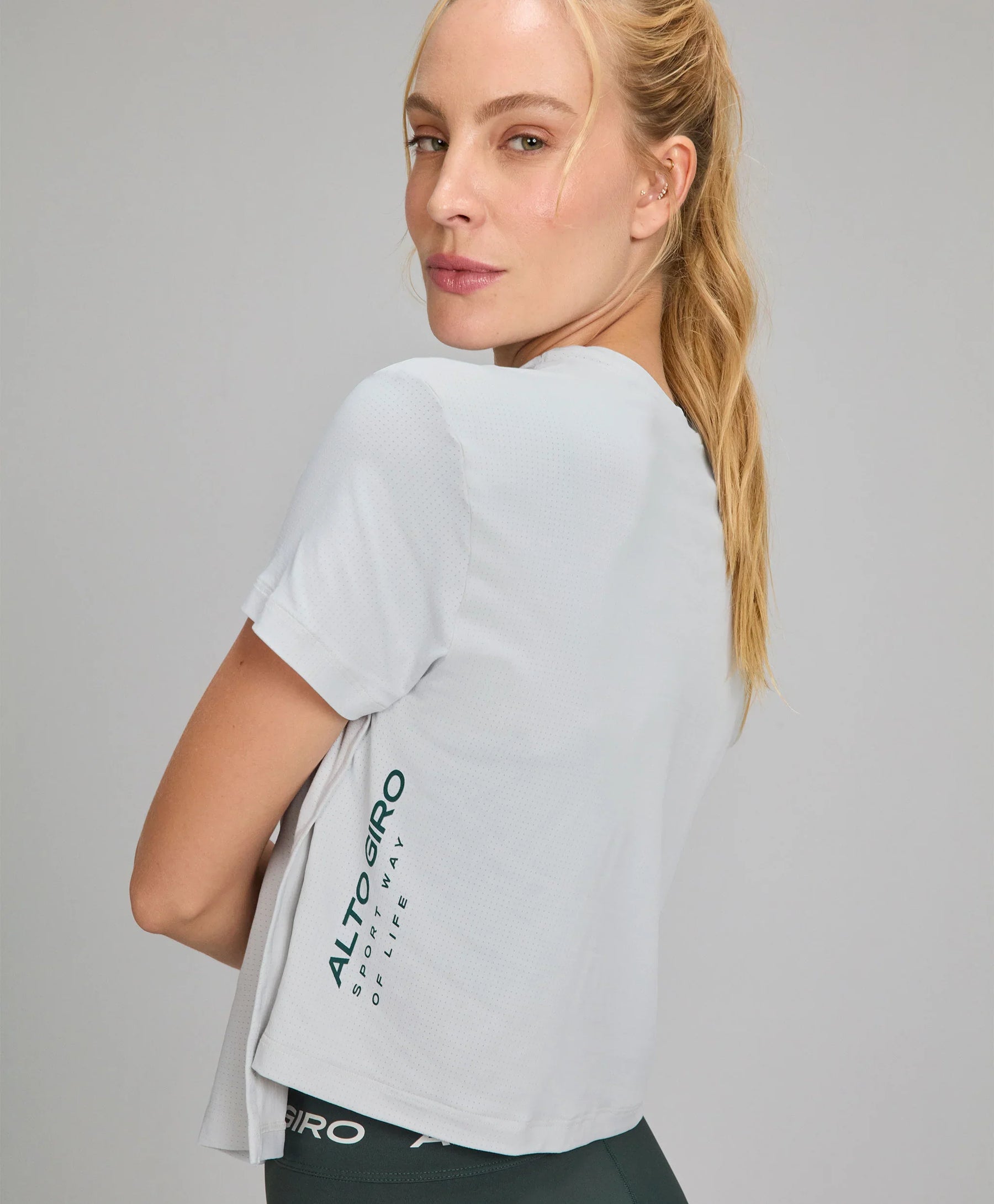 T-shirt Dry Abertura Lateral Cinza Nevoa Alto Giro