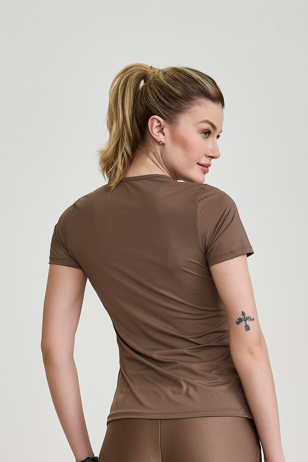 Blusa Uv Com Abertura Na Barra Marrom Caju Brasil
